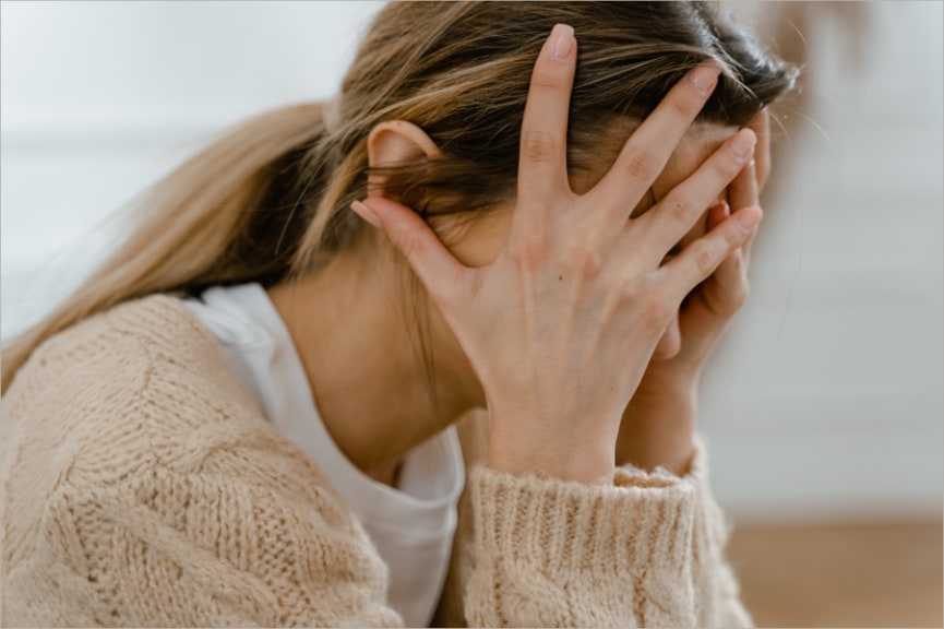 Mère épuisée, le visage dans les mains